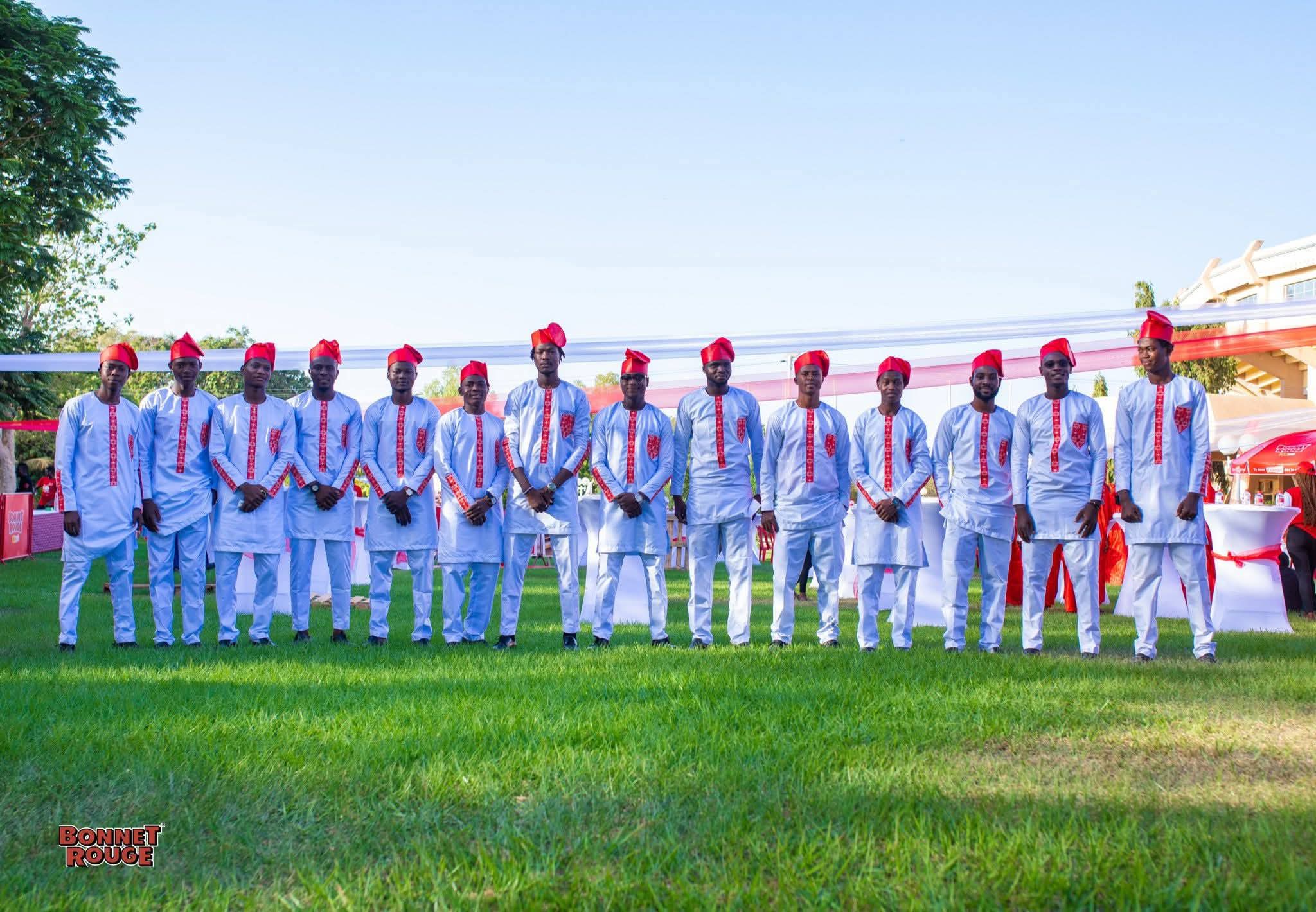 Hôtes masculins — uniformes blancs et rouges